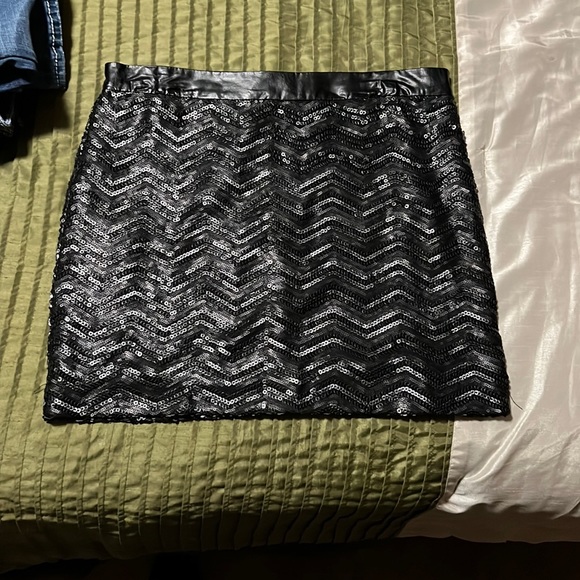 Black skirt with zigzag design - Picture 1 of 1